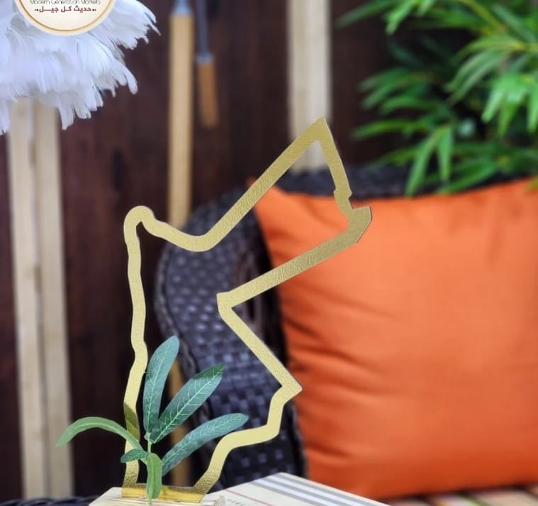 ديكور معدني أنيق بتصميم خريطة مع نباتات صناعية مثالية لإضافة لمسة ديكور مميزة للمنزل أو المكتب