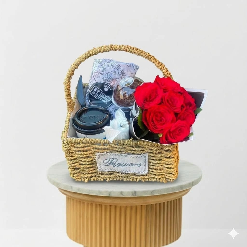 سلة إفطار صغيرة أنيقة مع ورود