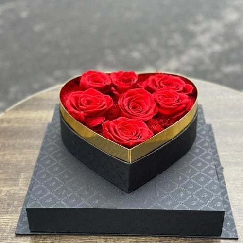 7 ورود حمراء محنطة